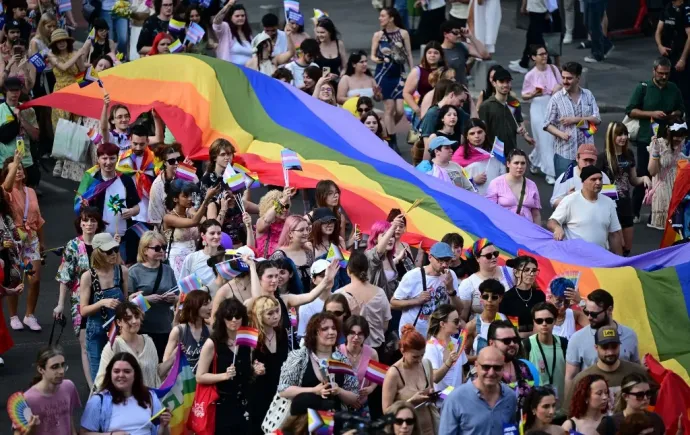 Bukaresti Pride felvonulás 2025 júniusában – Fotó: Daniel Mihailescu / AFP