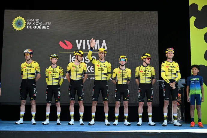 Wout Van Aert, Tiesj Benoot, Christophe Laporte, Jørgen Nordhagen, Valter Attila Valter, Simon Yates, Steven Kruijswijk a Visma csapata a 14. Grand Prix Cycliste de Quebec előtti egynapos versenyen 2025. szeptember 12-én Quebec Cityben – Fotó: Szymon Gruchalski / Getty Images