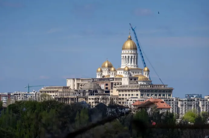 Elhelyezik a héttonnás keresztet a bukaresti Nemzeti Székesegyház tornyára 2025. április 8-án – Fotó: Raul Stef / Inquam Photos