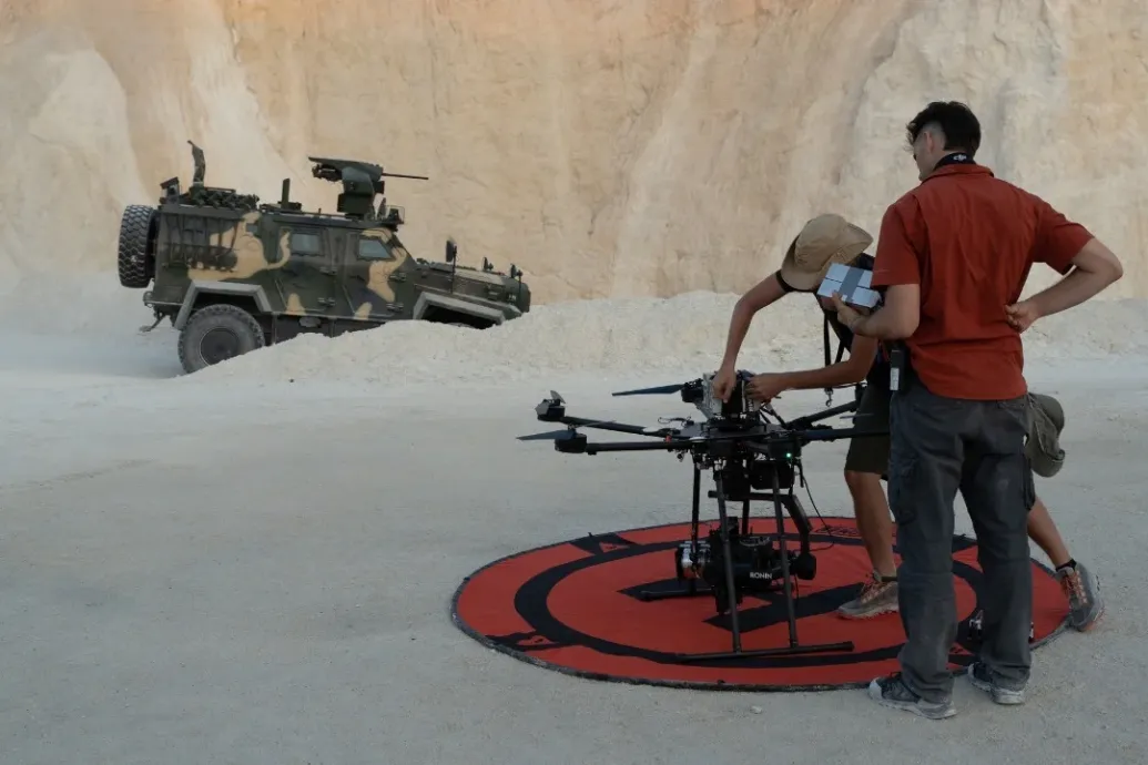 Kiderült, hogy milyen katonai eszközöket loptak el a Sárkányok Kabul felett forgatásán