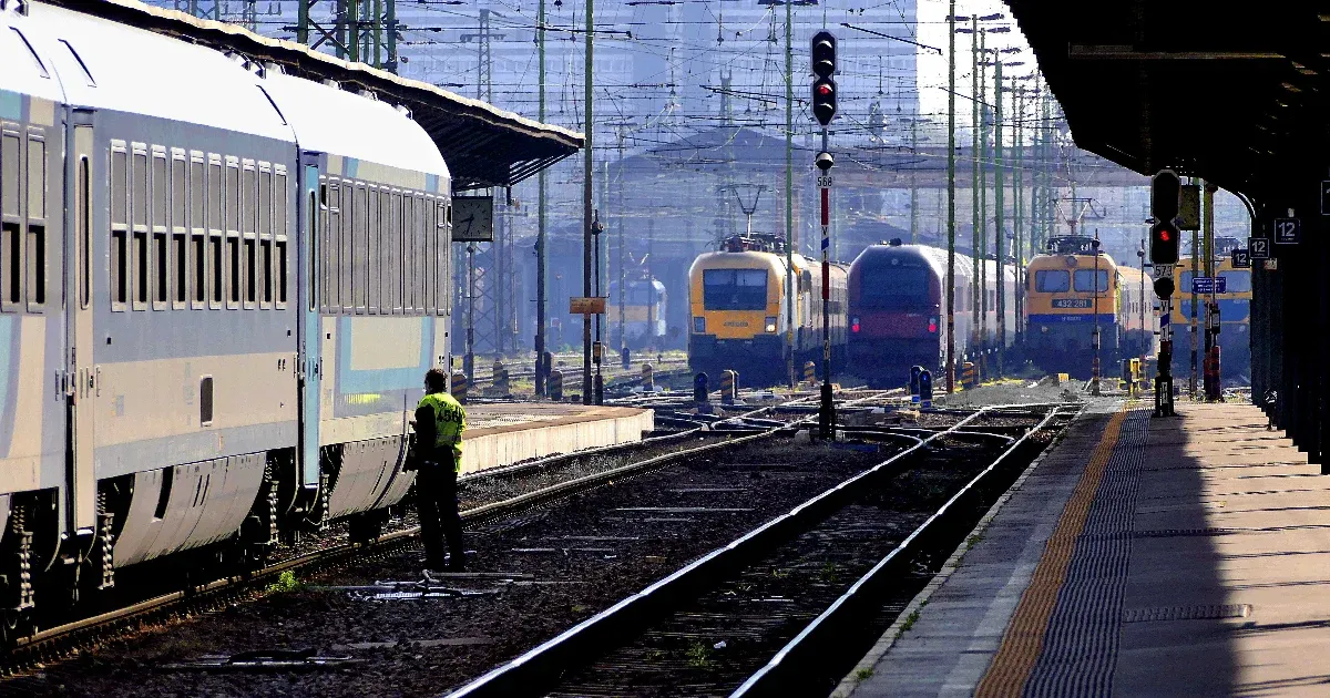 A MÁV megerősített járatokkal készül rá az év végi és újévi rohamra