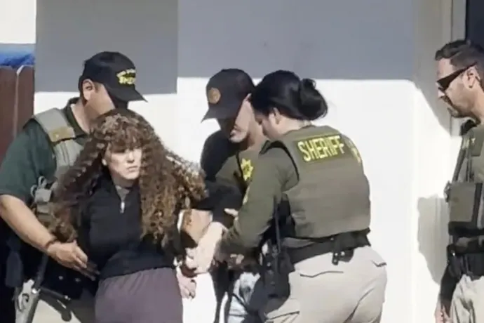 Kép Ashlee Buzzard letartóztatásáról készült felvétel a kaliforniai Vandenberg Village-ben, 2025. november 7 – én – Forrás: ABC News