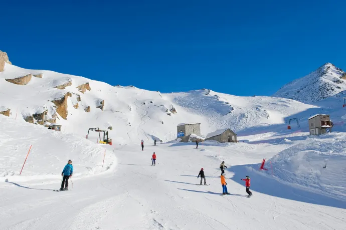 Százan ragadtak egy hegyen egy sífelvonós baleset miatt az olasz Alpokban, helikopterekkel kellett őket levinni