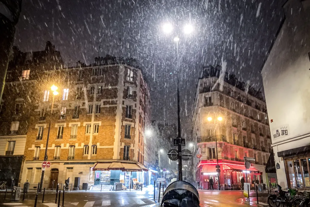 Hóesés kíséri az év utolsó napját, de a szánkót még ne vegyük elő