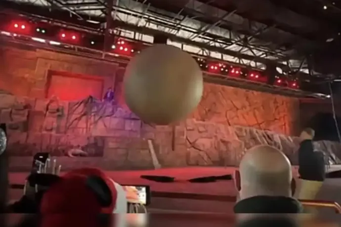 Az Indiana Jones filmek 180 kilogrammos, guruló szikladíszlete elé ugrott egy stábtag a floridai Disney Worldben, hogy ne találja el a nézőket