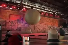 Az Indiana Jones filmek 180 kilogrammos, guruló szikladíszlete elé ugrott egy stábtag a floridai Disney Worldben, hogy ne találja el a nézőket