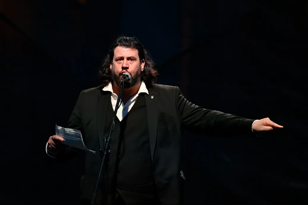 Puzsér Róbert szerint a vendégei bőrkabátos idegeneket láttak a lakásában – Forrás: Telex.hu