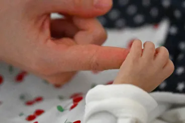 Nem bízta a véletlenre az idei év első babája, pontban éjfélkor született