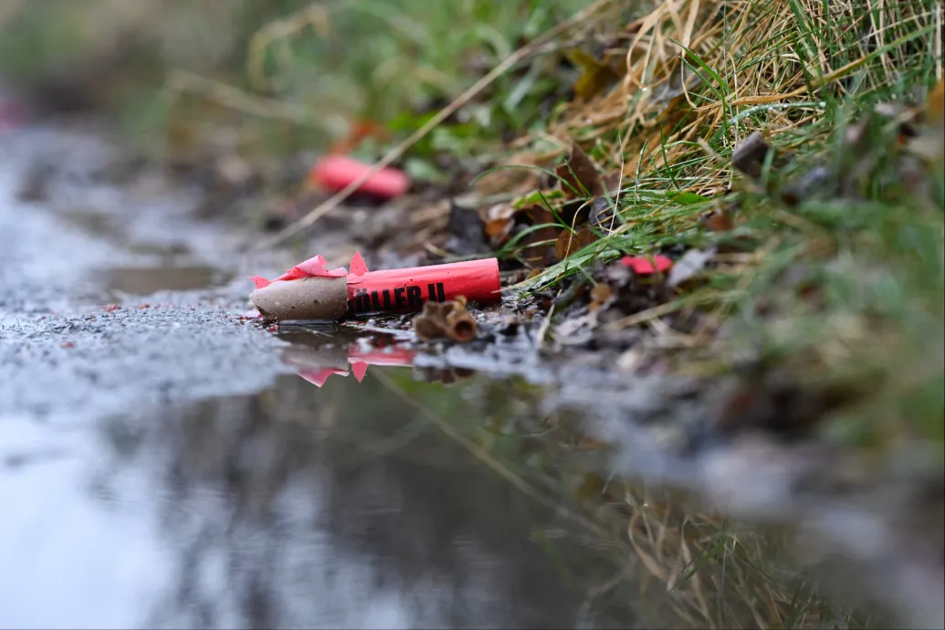 Levitte a petárda három ujját egy római fiatalnak, a kórházból visszament petárdázni, mire az arcába robbantott és kilőtte a szemét