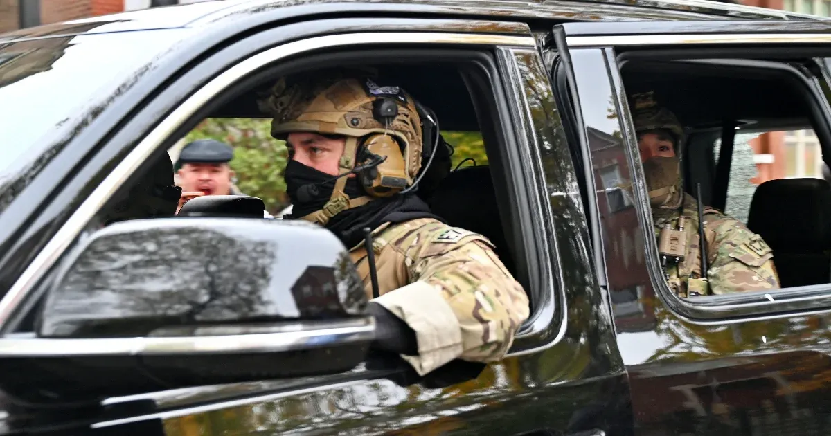 Több millió dollárból influenszerekkel toborozna fegyverekért és patrióta podcastokért rajongó dolgozókat az amerikai idegenrendészet