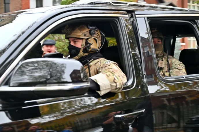 Több millió dollárból influenszerekkel toborozna fegyverekért és patrióta podcastokért rajongó dolgozókat az amerikai idegenrendészet