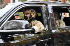 Több millió dollárból influenszerekkel toborozna fegyverekért és patrióta podcastokért rajongó dolgozókat az amerikai idegenrendészet