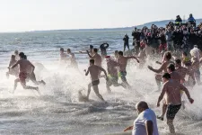 Több százan rohantak be a fagypont körüli Balatonba, hogy megkaparinthassanak egy karácsonyfát