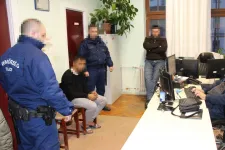 Azzal hívta fel a rendőröket a 17 éves fiú szilveszter éjszaka, hogy megölt egy nőt és rágyújtotta a házát