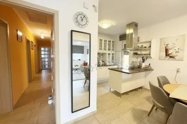 Ezt a mesés vízparti villát is választhatod, ahol a Duna szó szerint a kerted része