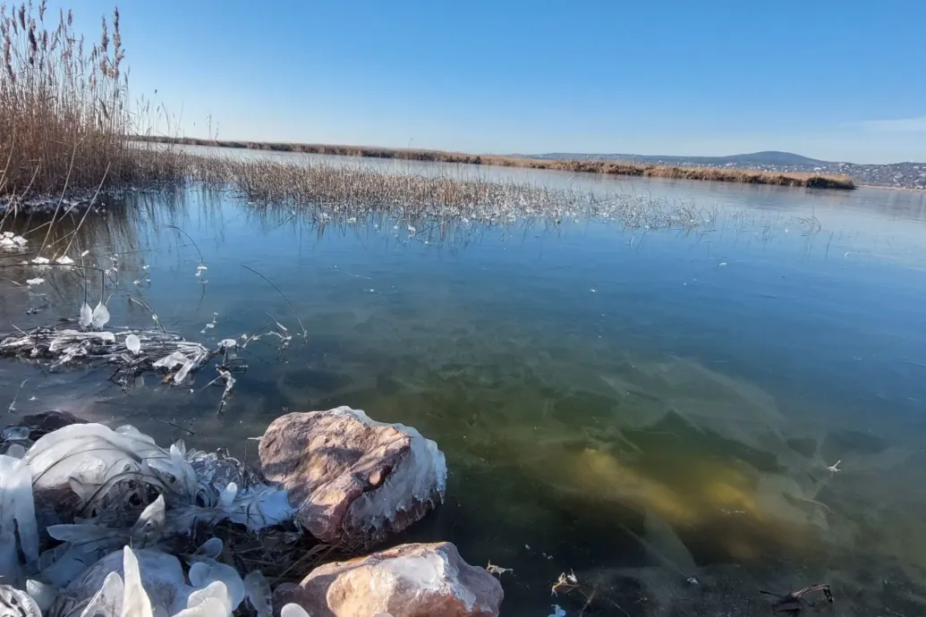 Befagyott a Velencei-tó, de sportolásra még nem alkalmas a jég
