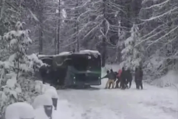 Az utasoknak kellett megtolniuk a hóban elakadt buszt Brassóban