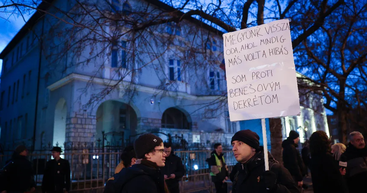 A felvidéki magyarokért tüntetnek a szlovák nagykövetség előtt