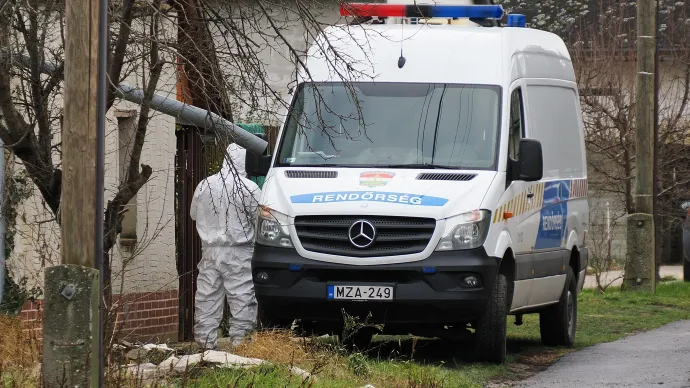 Bűnügyi helyszínelők dolgoznak Szegvár családi házas részén 2026. január 3-án, ahol egy lakásban holtan találtak egy férfit, akinek a halálát idegenkezűség okozta – Fotó: MTI / Donka Ferenc