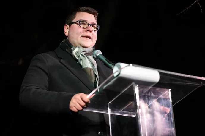 Beszédet mond Katona Illés, a felvidéki magyarokért kiálló tüntetés szervezője – Fotó: Huszti István / Telex