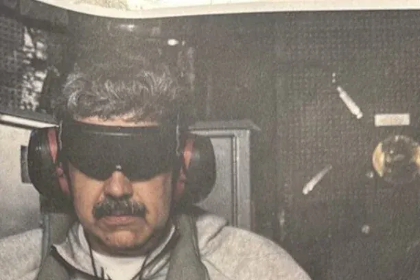 Trump kirakott egy képet arról, ahogy bilincsben szállítják a melegítős Madurót