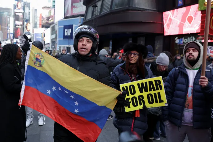 „Nem az olajért folyó háborúra” – háborúellenes tüntetés New Yorkban, 2026. január 3-án – Fotó: Jeenah Moon / Reuters