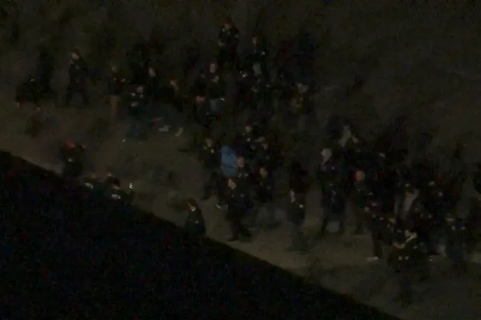 Nicolás Marudót kísérik le a repülőről – Fotó: Abc Affiliate Wabc