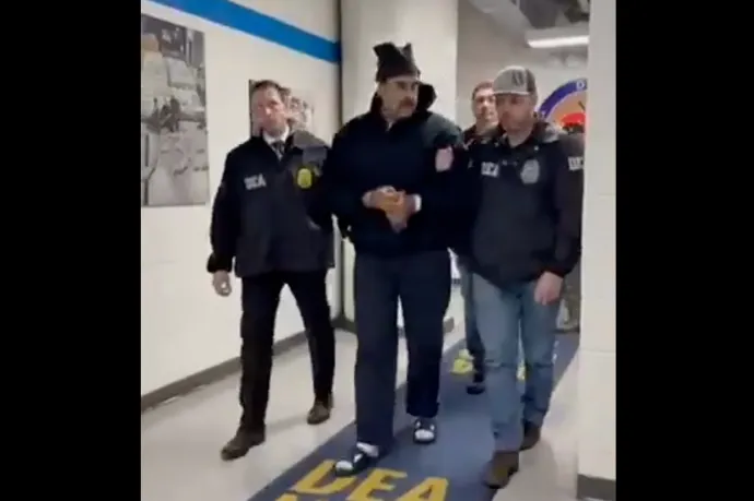 Boldog új évet! – mondja egy videón a bilincsben kísért Maduro