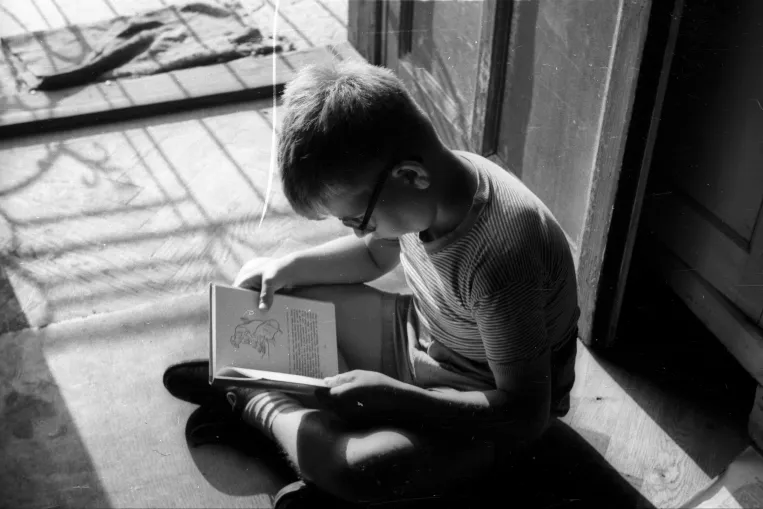 Történetek a létező szocializmusból: Kódfejtők izgalma – a könyvespolc coming outol