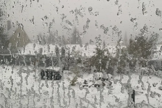 A déli országrészben akár 10 cm hó is eshet keddre