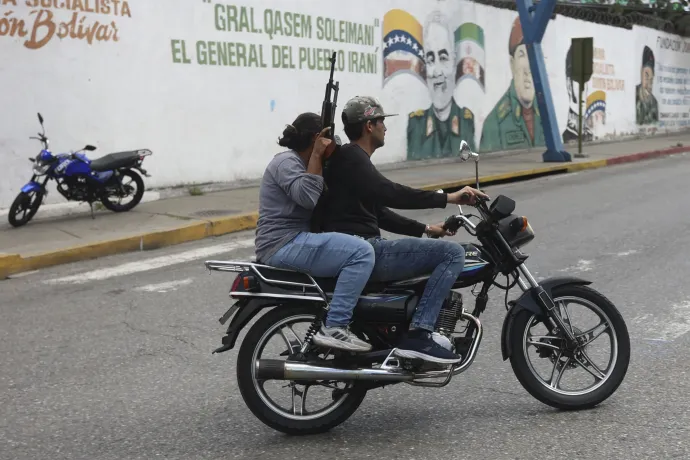 Maduro fegyveres támogatói motoroznak Caracasban, 2026. január 3-án – Fotó: Pedro Mattey / AFP