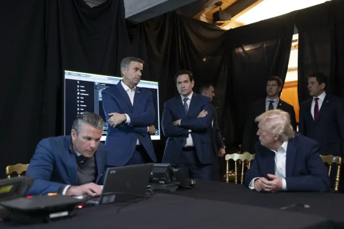 Donald Trump elnök és stábja a floridai Palm Beach-i Mar-a-Lagóban követi az amerikai hadsereg akcióját 2026. január 3-án – Fotó: Truth Social account / AFP