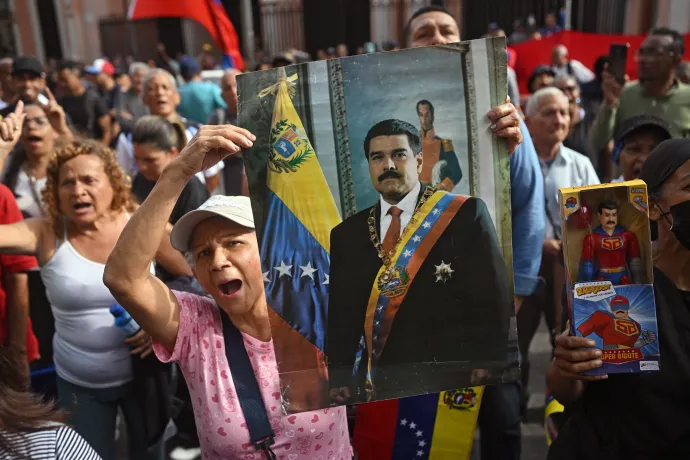 Egy nő Nicolás Maduro venezuelai elnök portréjával egy 2026. január 3-i caracasi gyűlésen, ahol Maduro szabadon engedését követelték – Fotó: Federico Parra / AFP