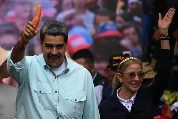 Nicolás Maduro venezuelai elnök egy répát tart a kezében, amikor feleségével megérkezik egy gyűlésre Caracasban, 2025. december 10-én – Fotó: Federico Parra / AFP