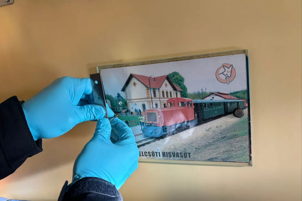 Lázár kastélyának és a hatvanpusztai Orbán-birtoknak a képeire cserélte vasúti fülkék fotóit a Kutyapárt