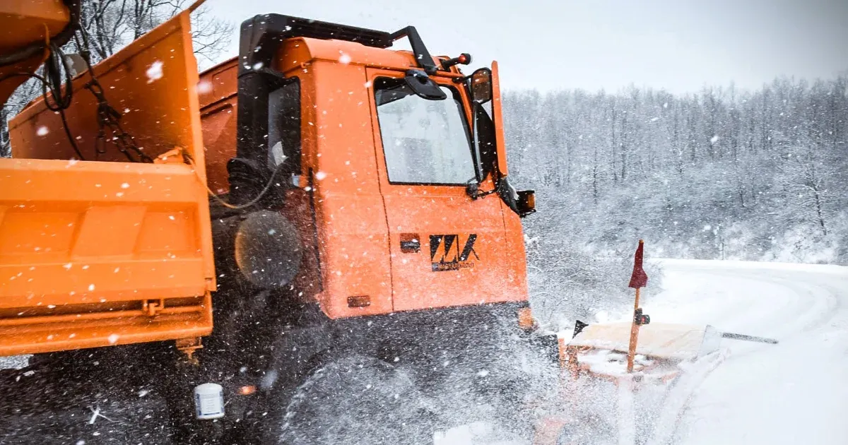Már előre sózzák az utakat az intenzív havazásra készülve