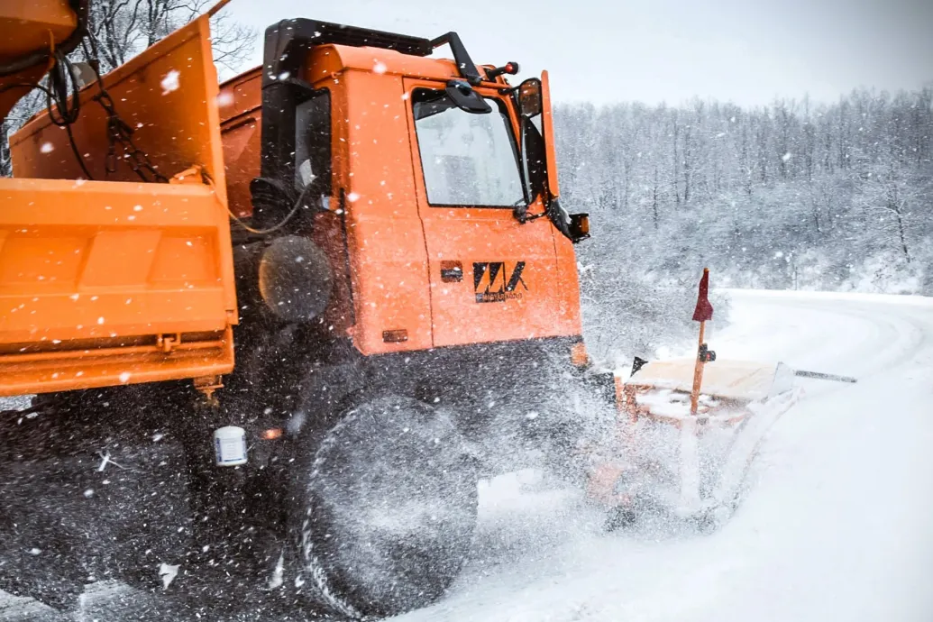 Már előre sózzák az utakat az intenzív havazásra készülve