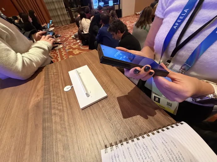 A Trifold teljesen össze- és kihajtva. Nagyon durva, az egyes elemei alig vastagabbak, mint az USB-C-bemenet – Fotó: Világi Máté / Telex