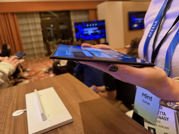 A Trifold teljesen össze- és kihajtva. Nagyon durva, az egyes elemei alig vastagabbak, mint az USB-C-bemenet – Fotó: Világi Máté / Telex