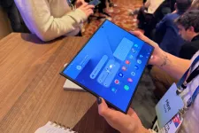 Háromba hajtogatható telefonnal és rekordvékony tablettel indult el a világ legismertebb techshow-ja