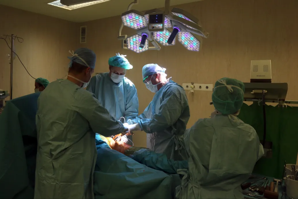 Szaruhártyaműtétekre több mint egy évet, térprotézisre közel tíz hónapot kell várni átlagosan jelenleg