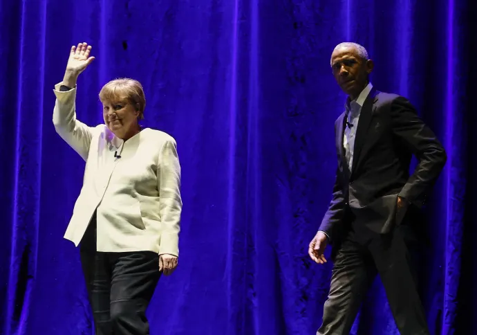 Barack Obama volt amerikai elnök és Angela Merkel volt német kancellár megérkezik egy könyvbemutatóra 2024. december 2-án Washingtonban. – Fotó: Kevin Dietsch / Getty Images