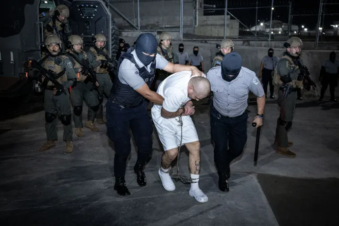 Az Egyesült Államokból kitoloncolt venezuelai Tren de Aragua-bandatagok érkeznek a salvadori Tecolucában található terrorizmus elleni központba, 2025. március 15-én – Fotó: EL SALVADOR'S PRESIDENCY PRESS OFFICE / AFP