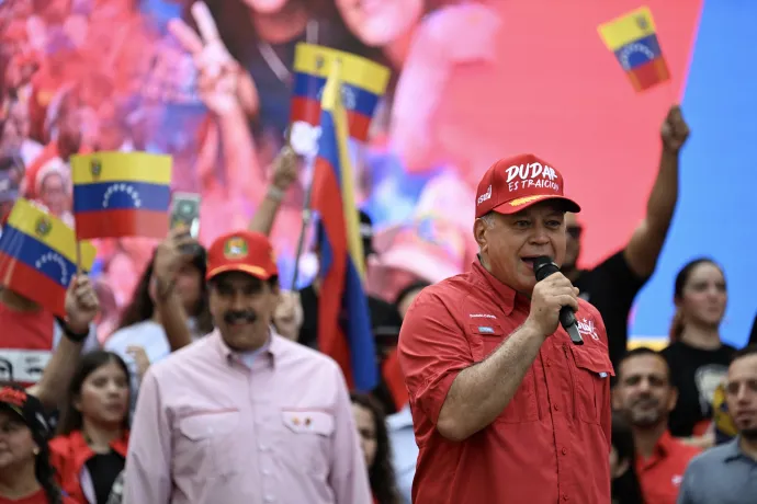 Diosdado Cabello, Venezuela belügyminisztere, Nicolás Maduro venezuelai elnök előtt beszél a kormány által szervezett gyűlésen, 2025. december 1-jén, Caracasban – Fotó: Juan Barreto / AFP