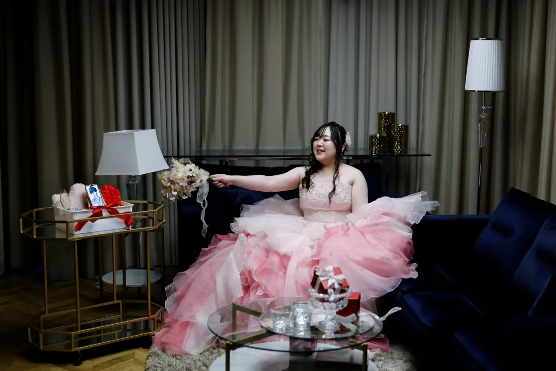 Egy ideig minden úgy zajlott, mint egy rendes esküvőn. Csak éppen az MI-vőlegény a telefon képernyőjén jelent meg