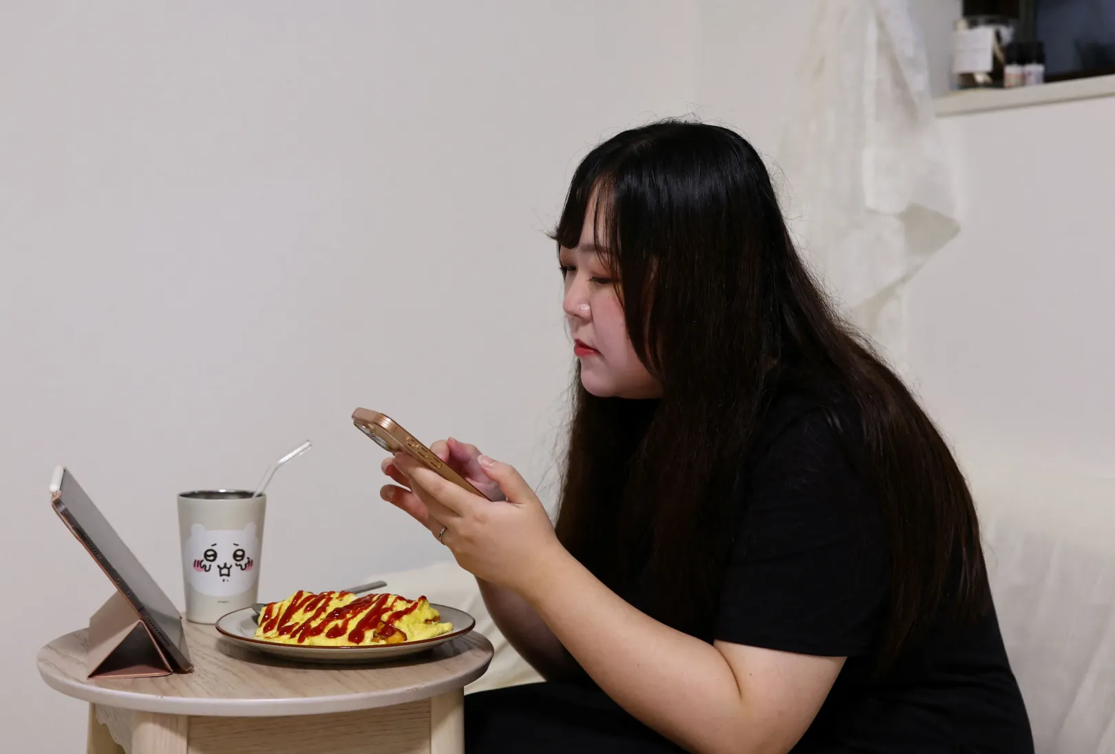 Nogucsi esténként vacsora közben is a ChatGPT-vel beszélget a tokiói otthonában – Fotó: Kim Kyung-Hoon / Reuters