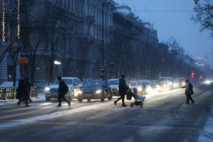 Budapestet is elérte a havazás, a Budapesti Közművek azt kéri, aki teheti, válassza a tömegközlekedést az autó helyett