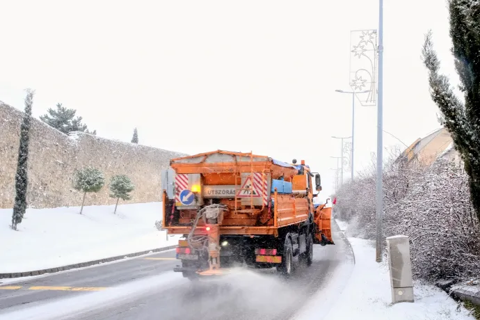 Sózzák az utakat Pécsen, 2025. január 5-én – Fotó: Güth Ervin / Telex