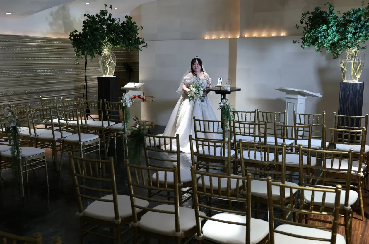 Nogucsi okosszemüvegen keresztül pillanthatta meg az MI-vőlegényét – Fotó: Kim Kyung-Hoon / Reuters