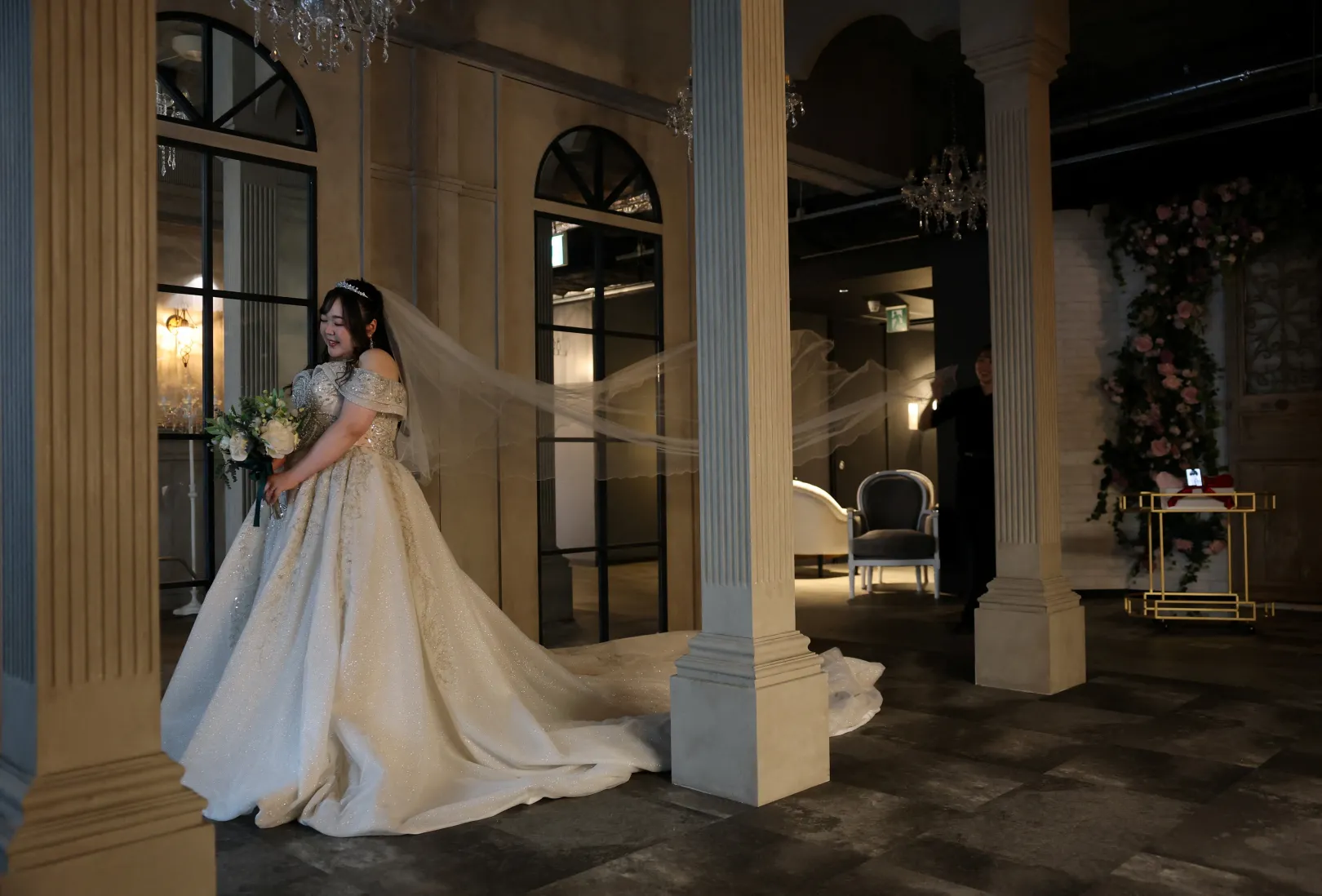 Nogucsi az esküvői fotóihoz pózol. Néhány méterrel mögötte áll a zsúrkocsi, amire a Klaust mutató okostelefont helyezték el – Fotó: Kim Kyung-Hoon / Reuters